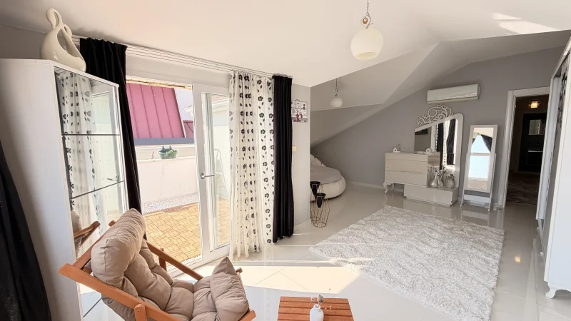 Alanya'da Satılık Denize Sıfır 3+1 Daire