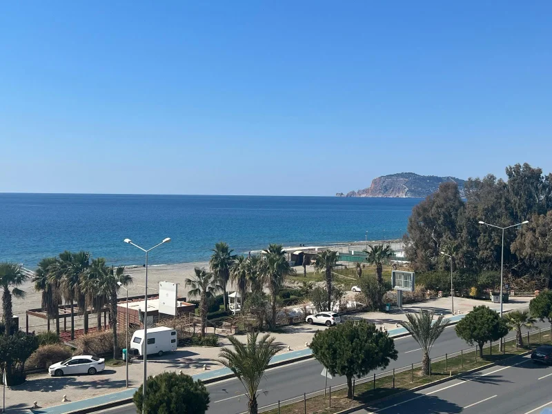 Alanya'da Denize Sıfır 4+1 Daire
