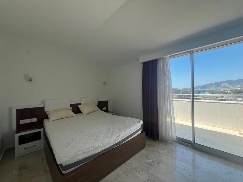 Alanya'da Denize Sıfır 4+1 Daire