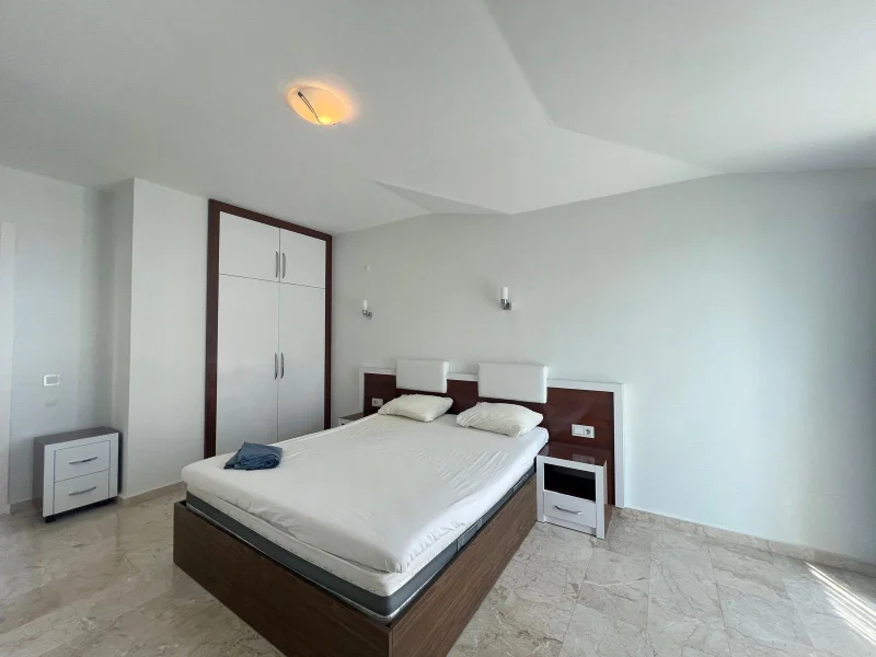 Alanya'da Denize Sıfır 4+1 Daire