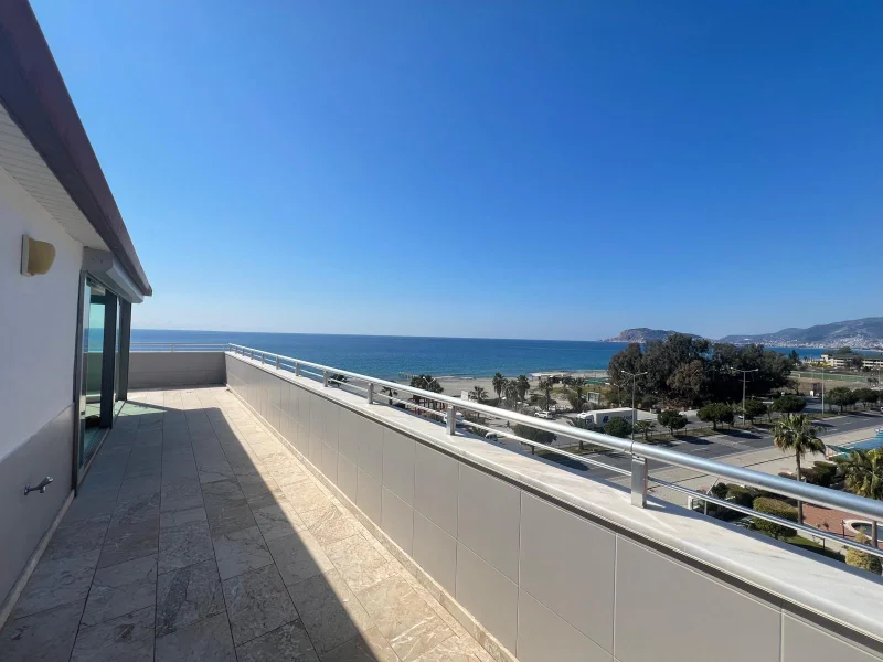 Alanya'da Denize Sıfır 4+1 Daire
