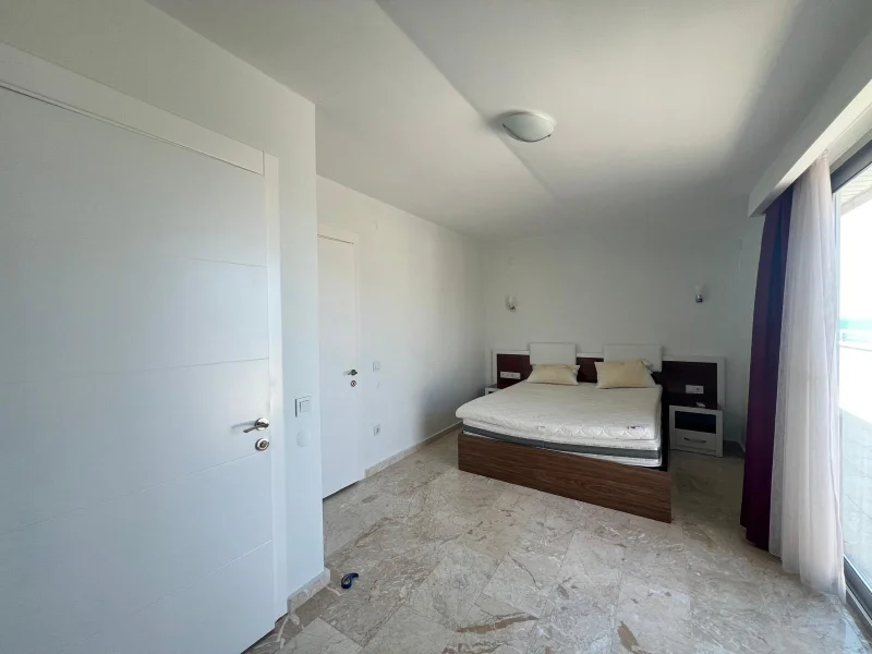 Alanya'da Denize Sıfır 4+1 Daire