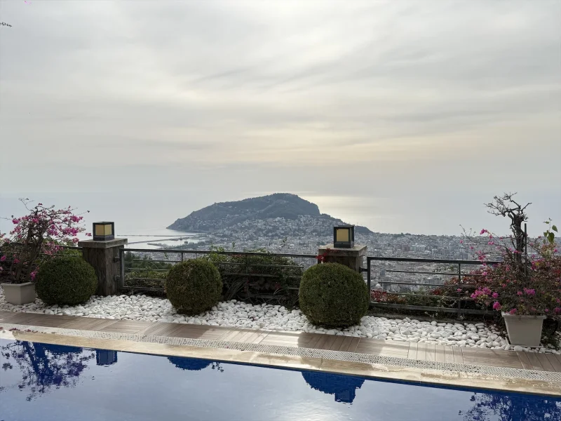 Alanya'da Panoramik Manzaralı 3+1 Villa