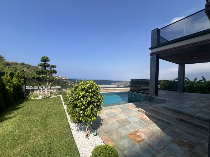 Villa 4+1 med panoramisk havsutsikt i Olimp City