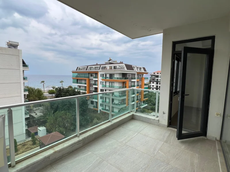 Duplexlejlighed 5+1 til salg direkte ved havet i Kestel, Alanya