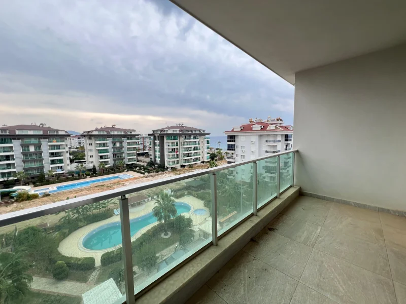 Duplexlejlighed 5+1 til salg direkte ved havet i Kestel, Alanya